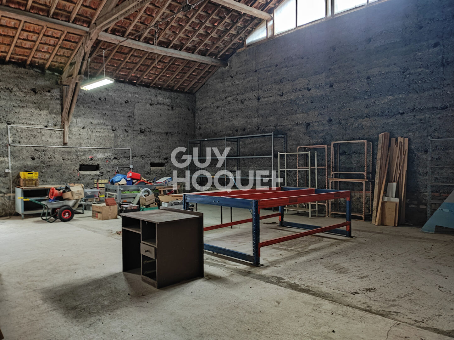 Dépôt Sainte Agathe La Bouteresse de 124 m2