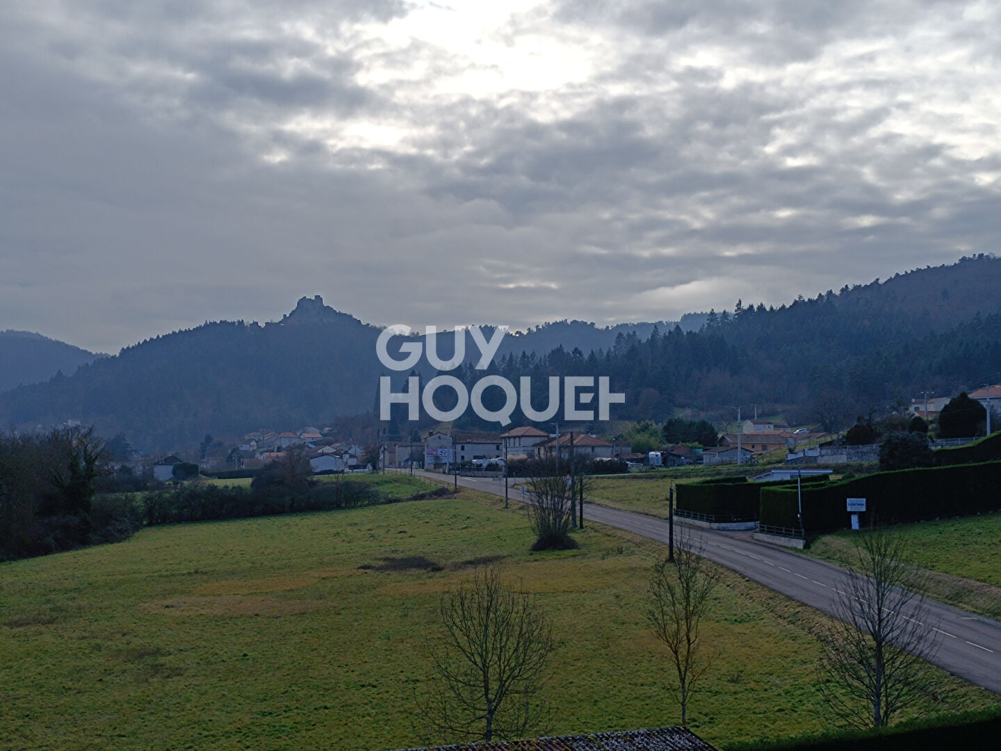 Appartement lumineux au dernier étage avec balcon et vue sur le château de Sail