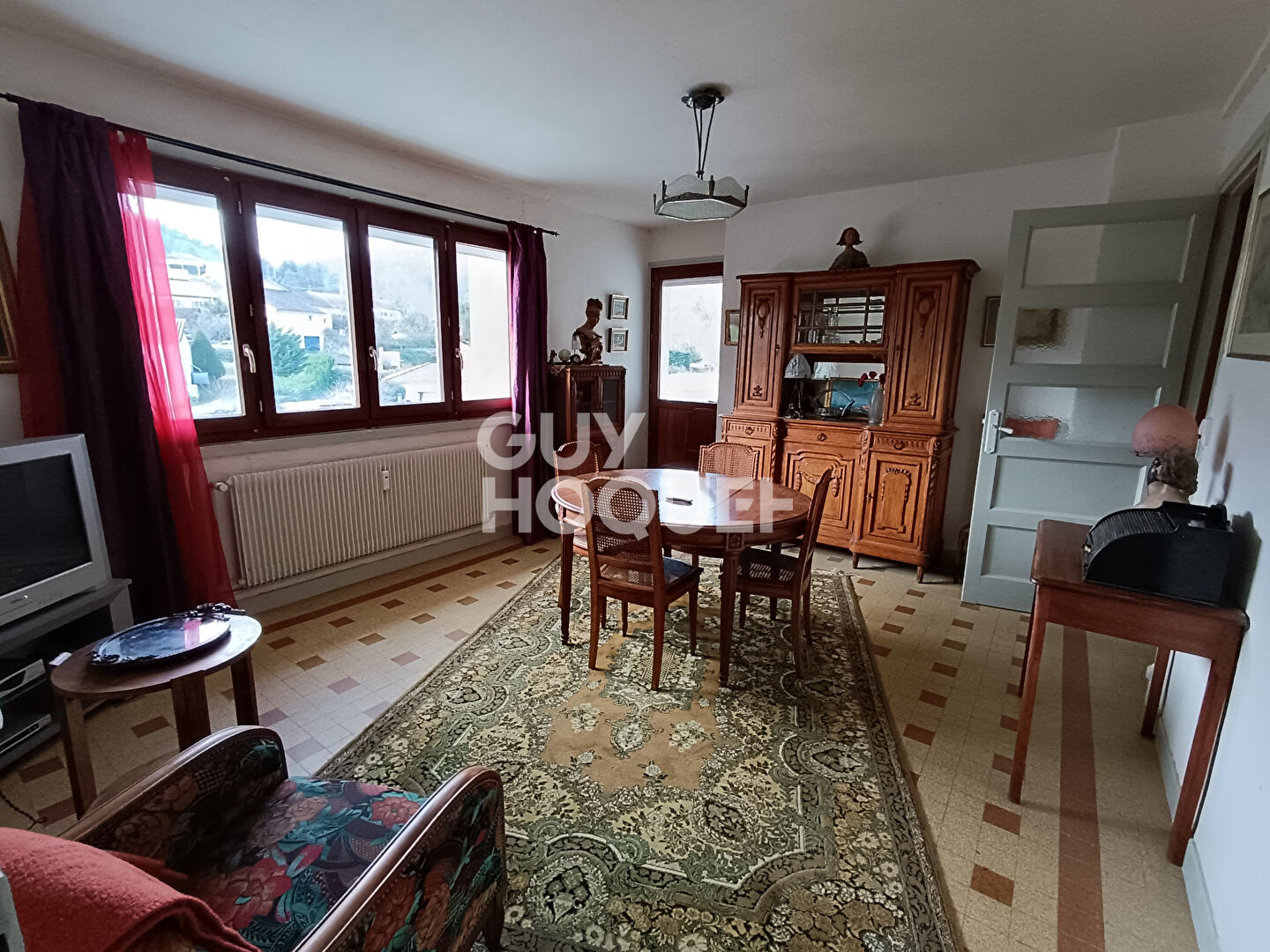 Appartement lumineux au dernier étage avec balcon et vue sur le château de Sail