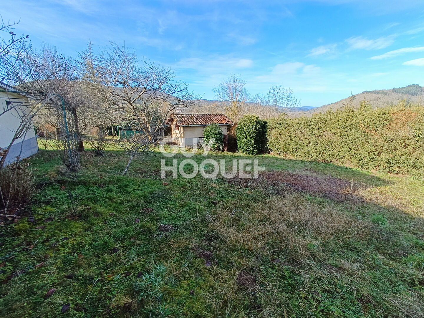 Maison semi-enterrée avec dépendances et garage à Leigneux