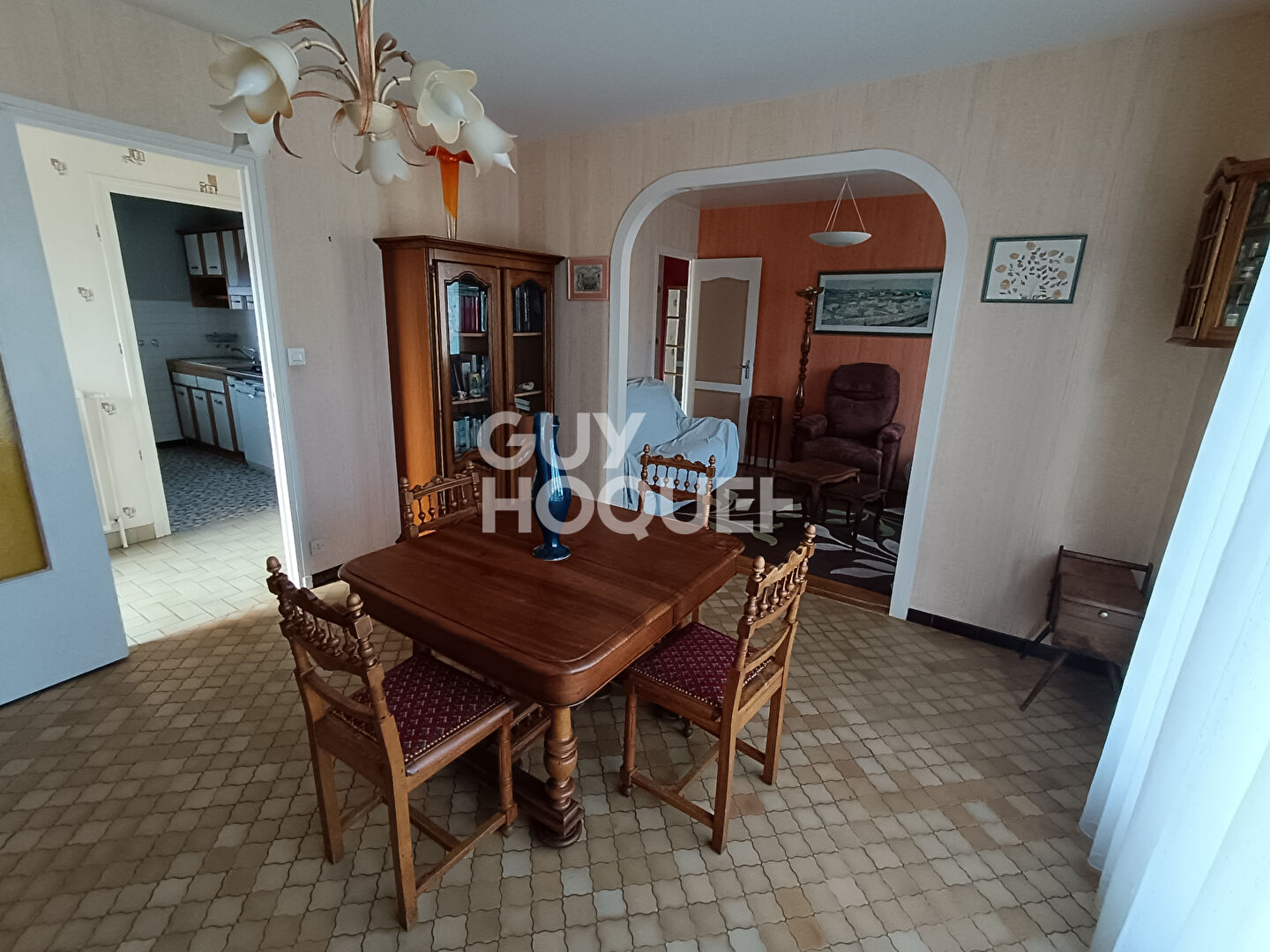 Maison semi-enterrée avec dépendances et garage à Leigneux