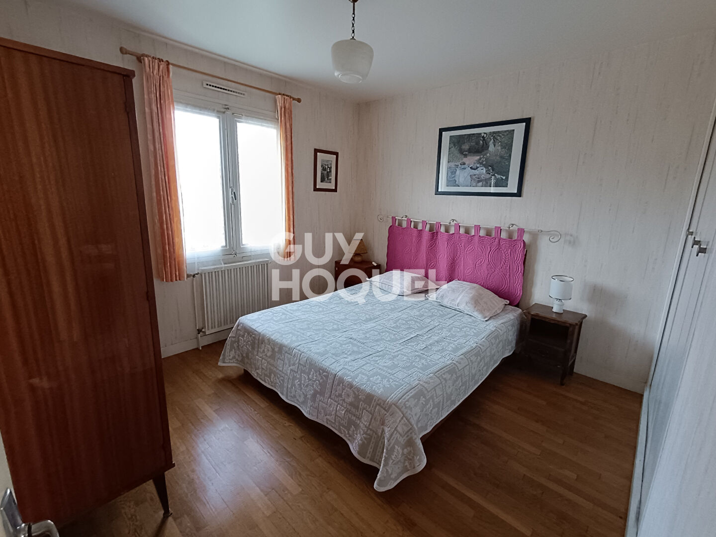 Maison semi-enterrée avec dépendances et garage à Leigneux