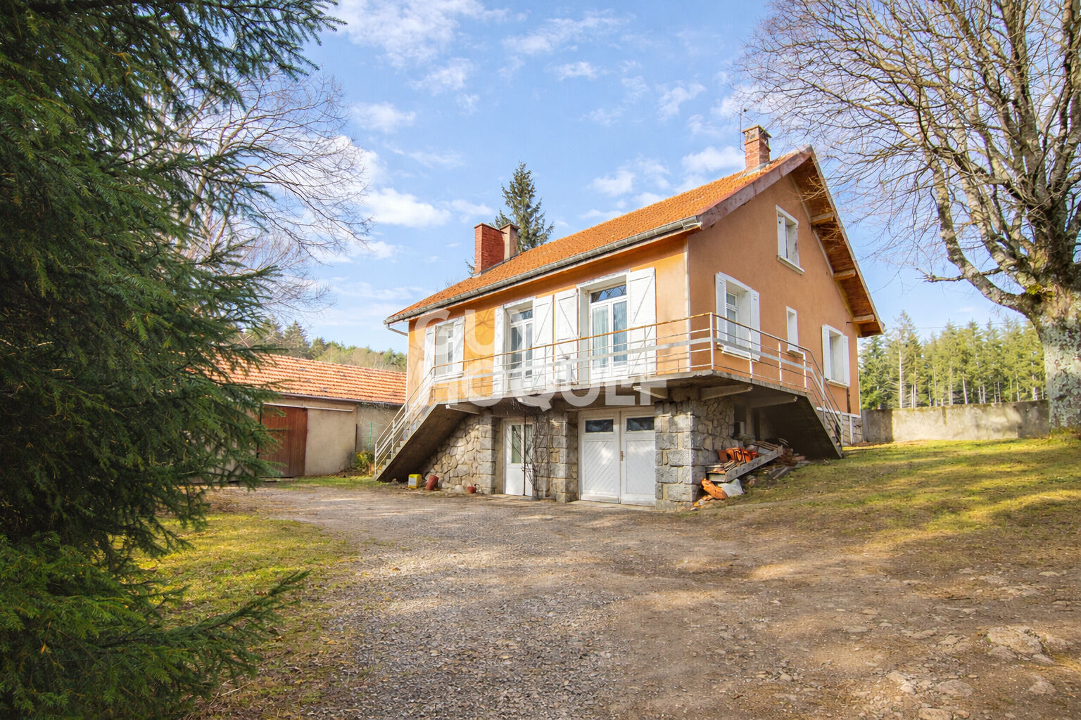 Maison située à Chalmazel Jeansagnière de 120m² avec dépendances
