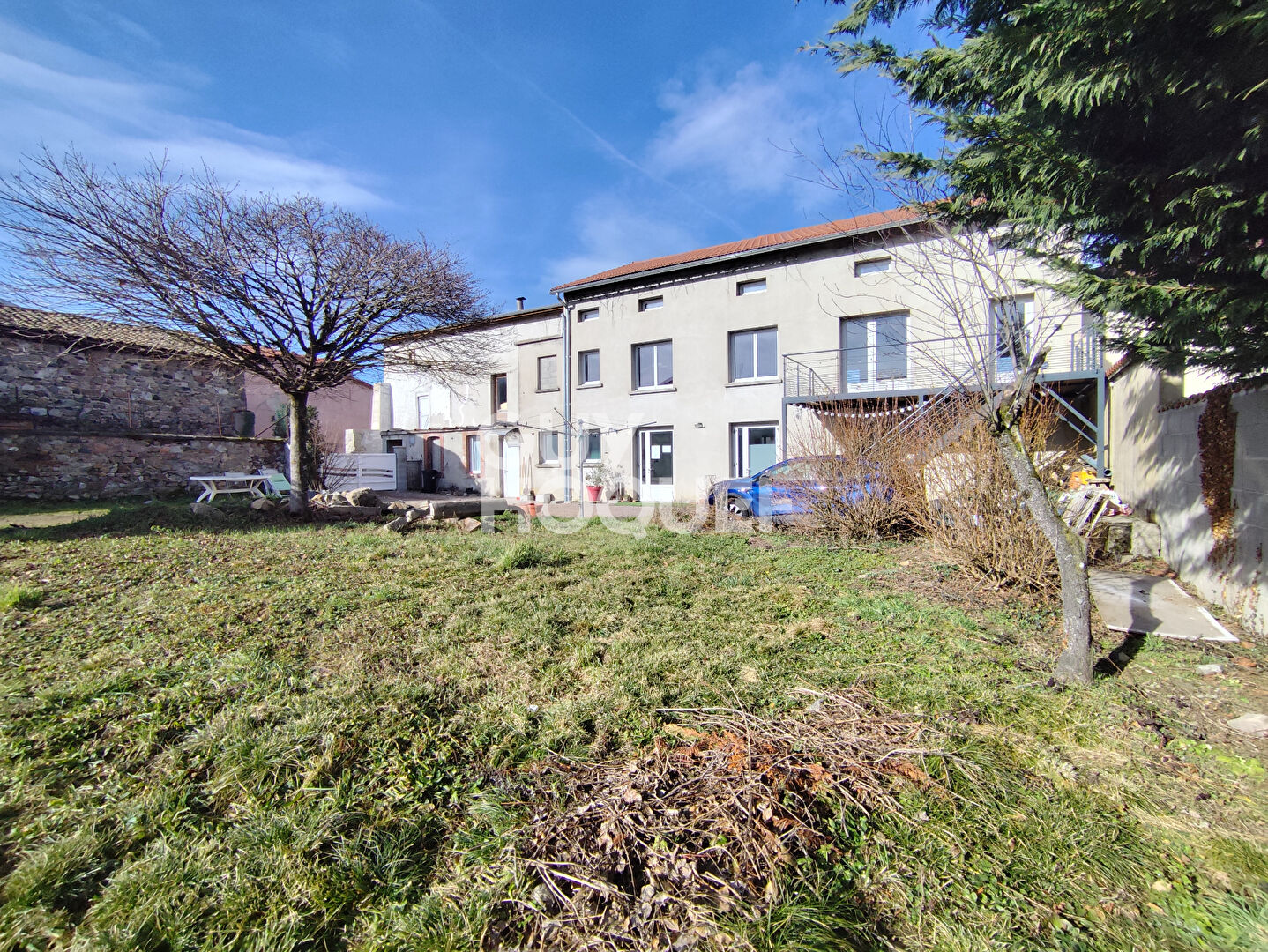 Tènement immobilier en cours de rénovation situé à Champoly