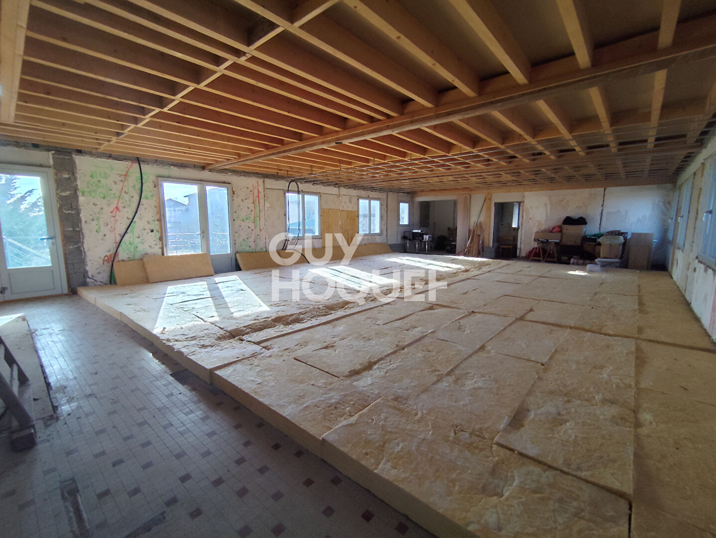 Tènement immobilier en cours de rénovation situé à Champoly