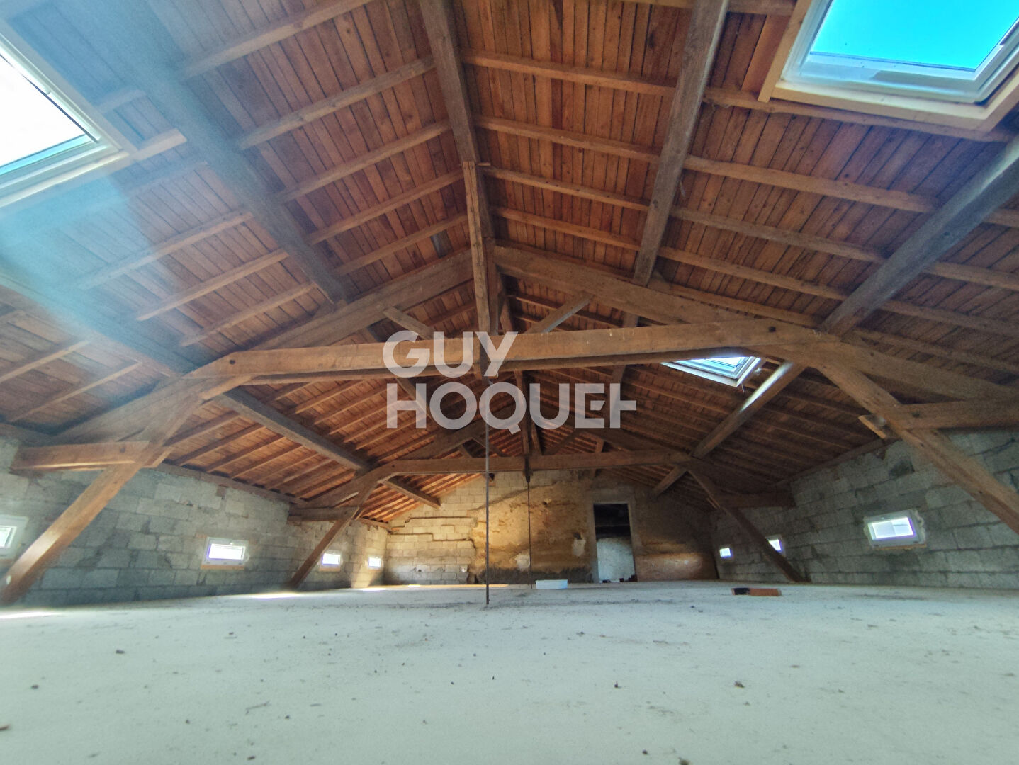 Tènement immobilier en cours de rénovation situé à Champoly