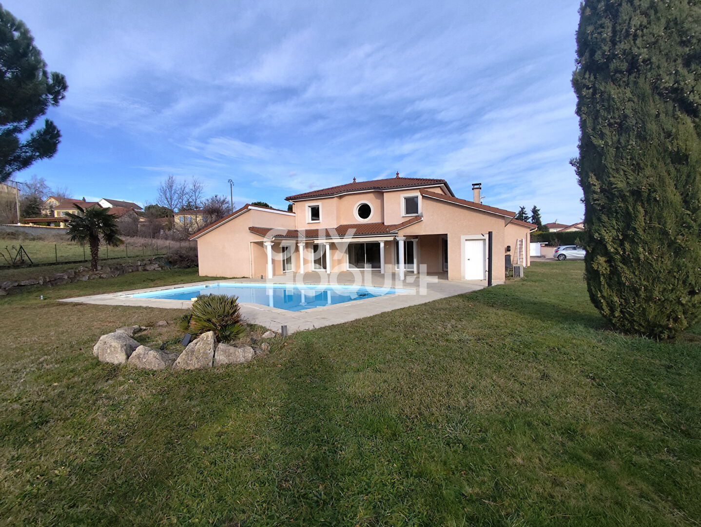 Maison Provençale à vendre à Lézigneux - 8 pièces, piscine et grand terrain