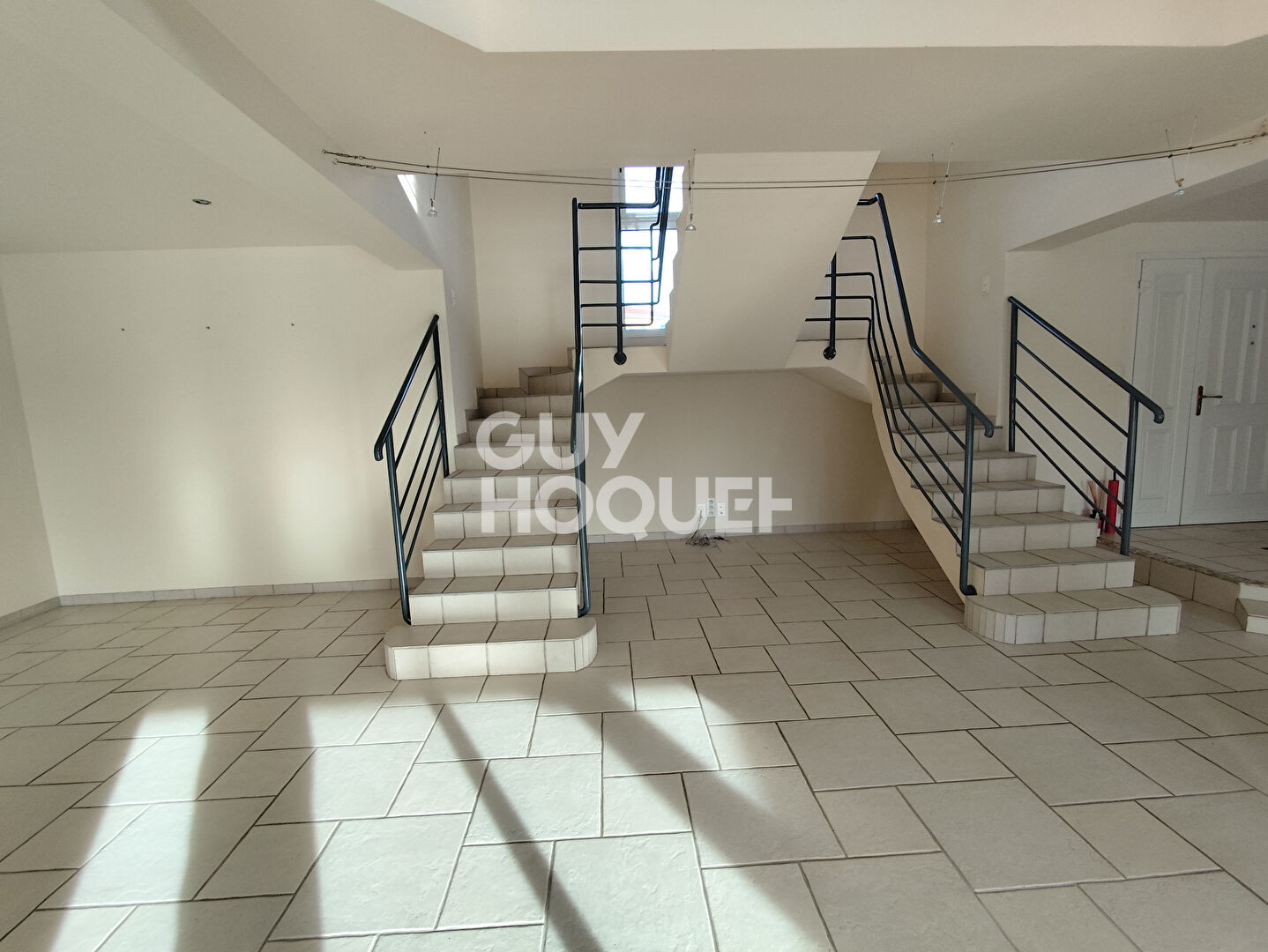 Maison Provençale à vendre à Lézigneux - 8 pièces, piscine et grand terrain