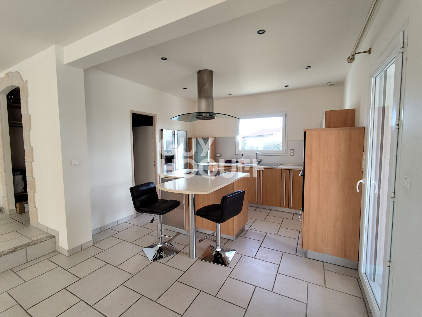 Maison Provençale à vendre à Lézigneux - 8 pièces, piscine et grand terrain