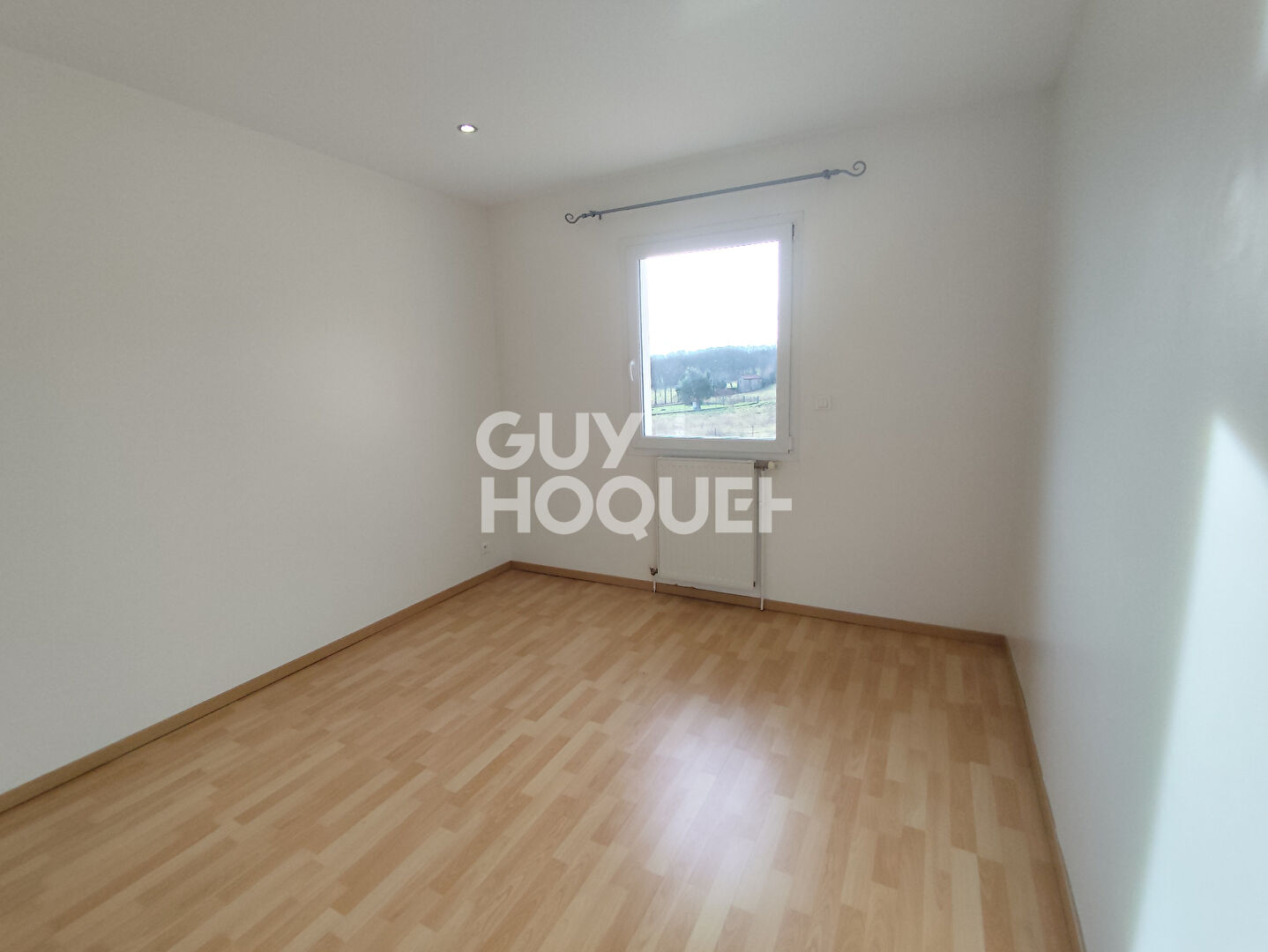 Maison Provençale à vendre à Lézigneux - 8 pièces, piscine et grand terrain