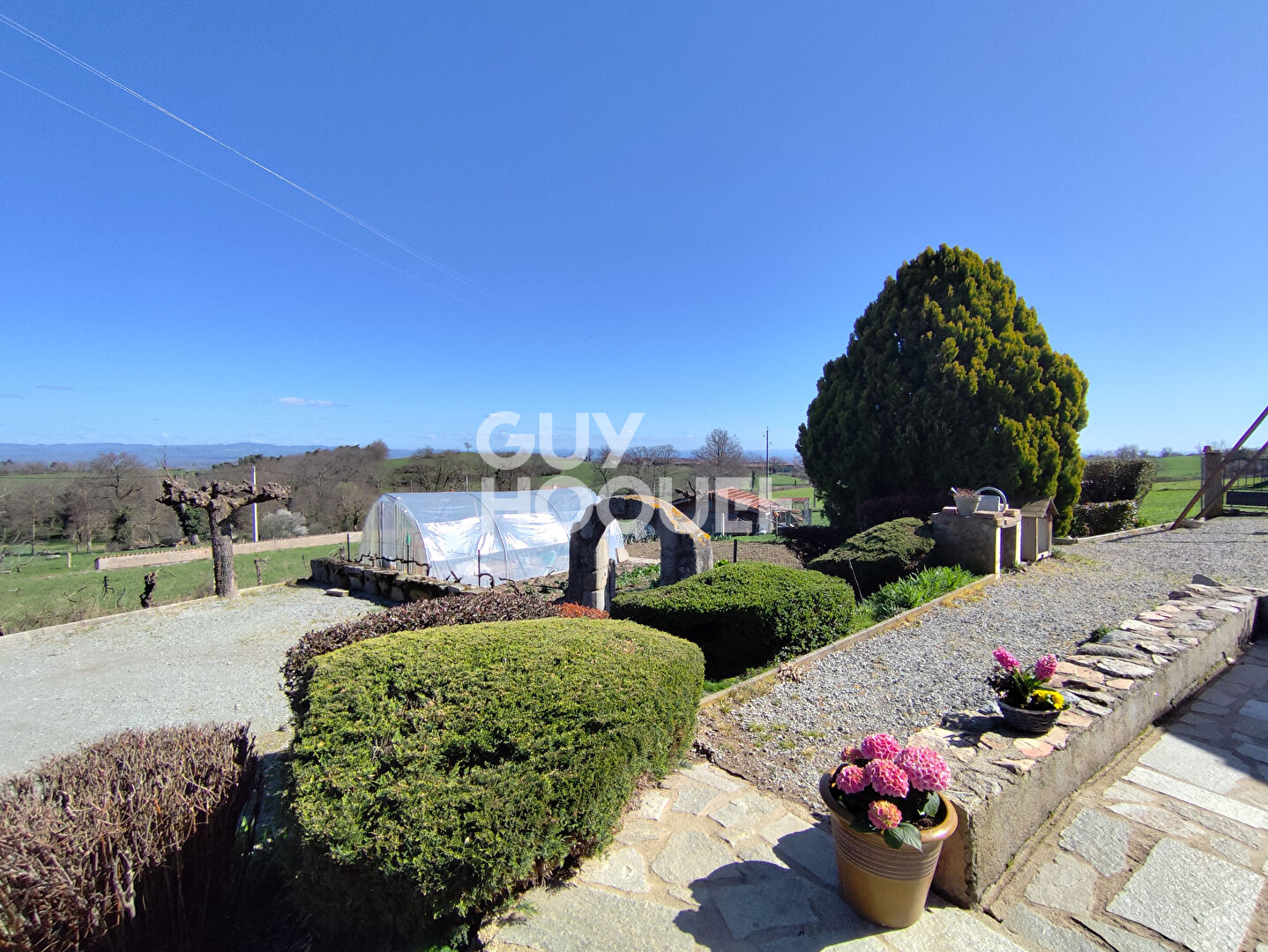 Maison  Bussy Albieux  de plain pied sur un terrain arboré de 2849 m²