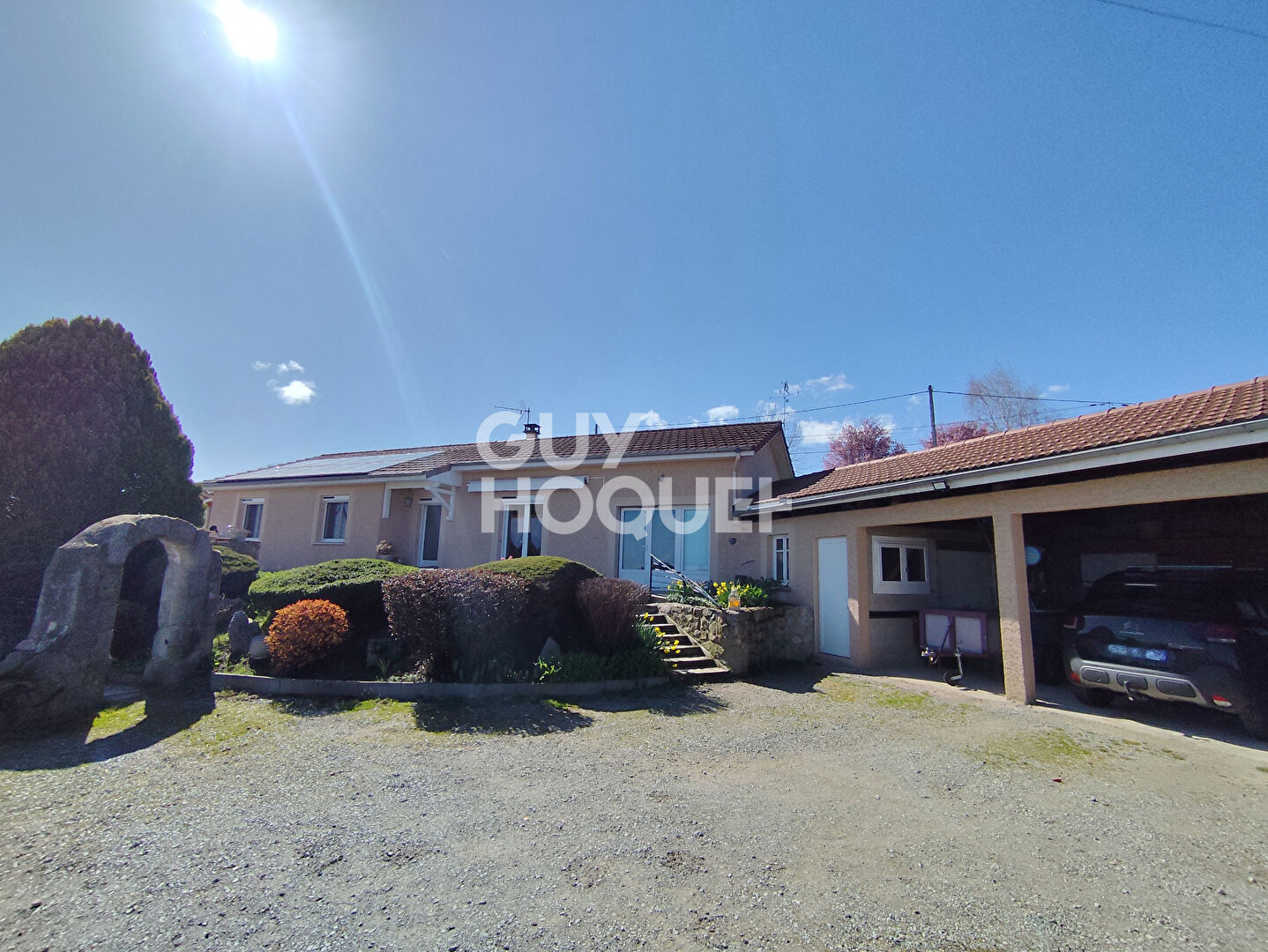 Maison  Bussy Albieux  de plain pied sur un terrain arboré de 2849 m²