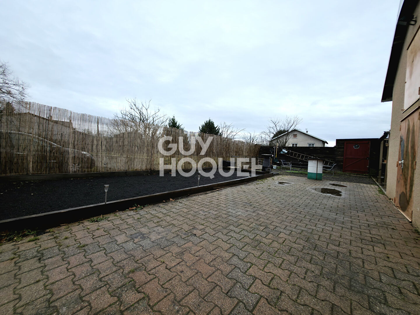 Charmante maison avec terrain, dépendance et espace loisirs. À découvrir sans tarder !