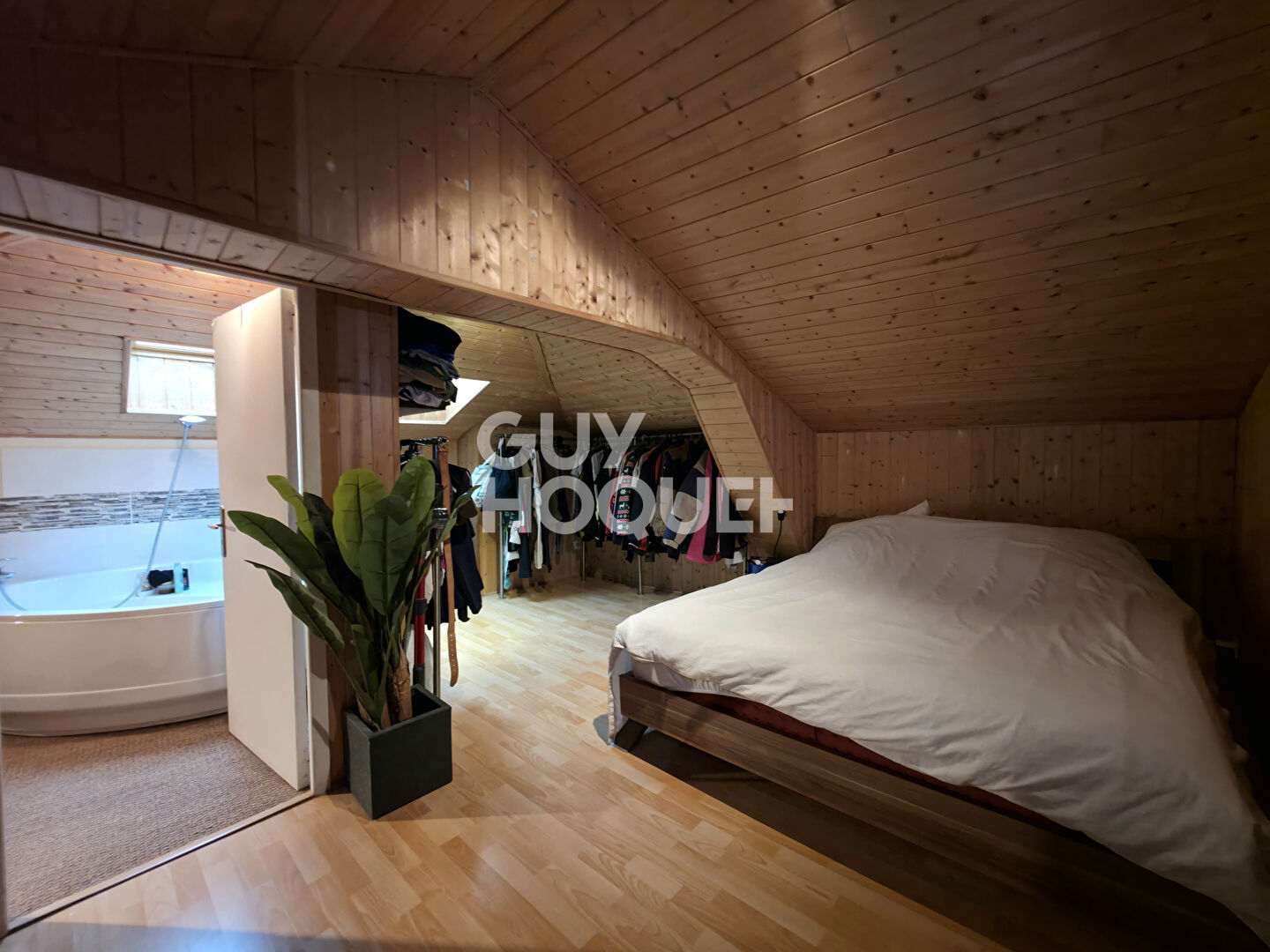 Charmante maison avec terrain, dépendance et espace loisirs. À découvrir sans tarder !