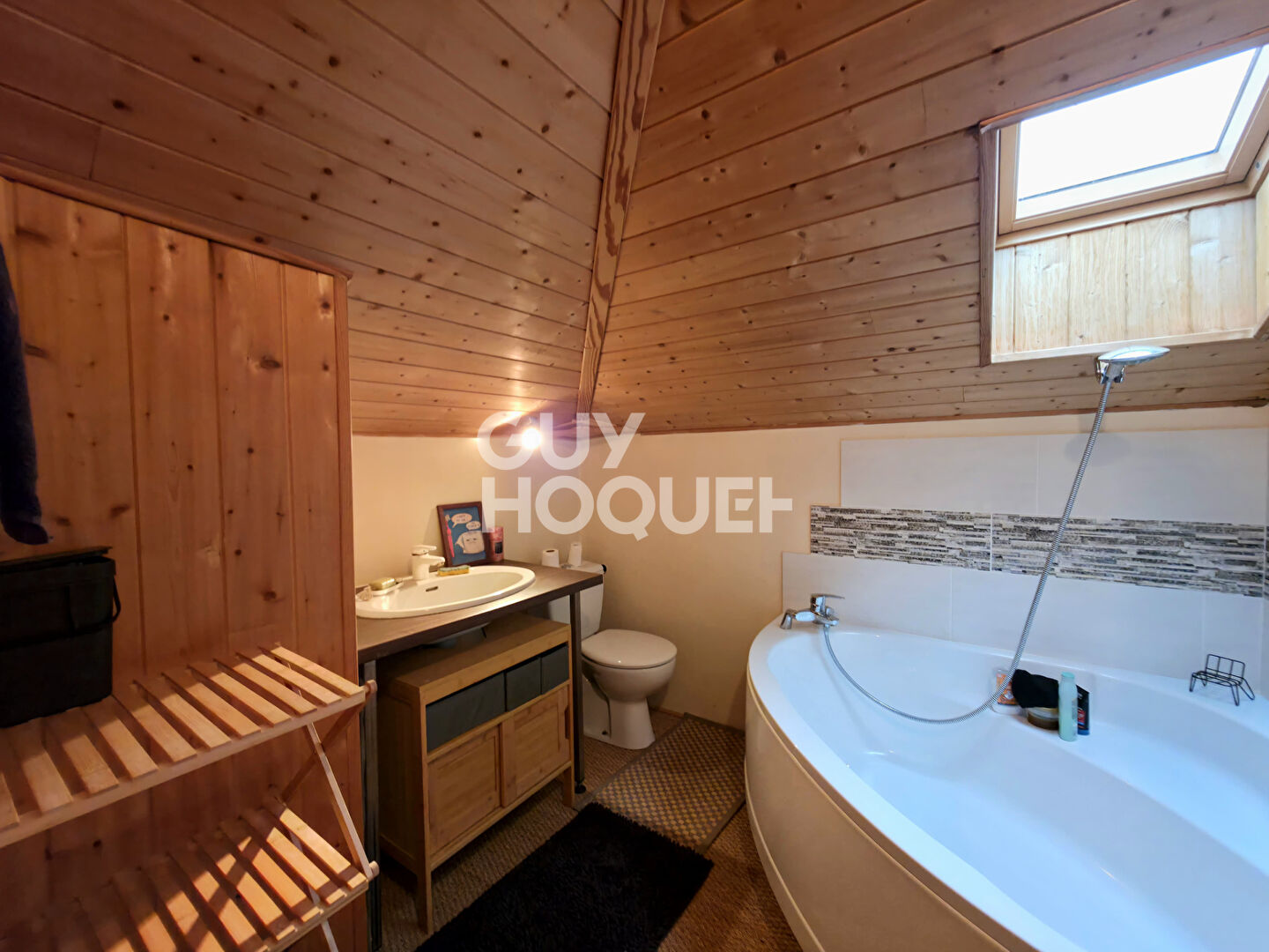 Charmante maison avec terrain, dépendance et espace loisirs. À découvrir sans tarder !