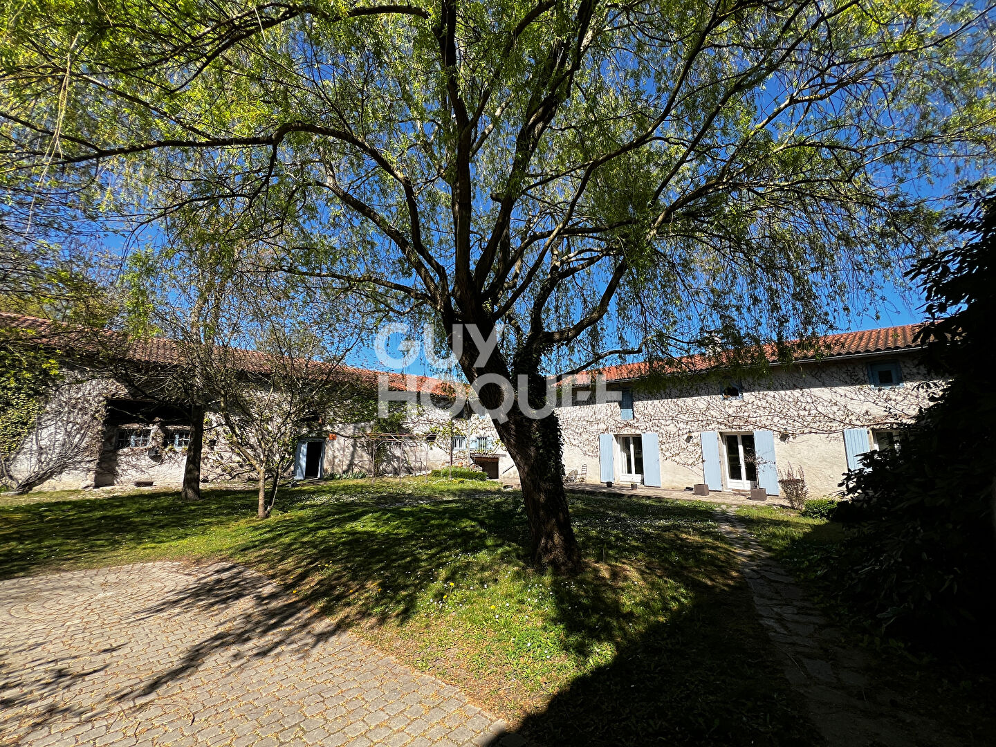 Maison d'exception à vendre à Nervieux - 5 pièces, 232 m² sur terrain de 10514 m²