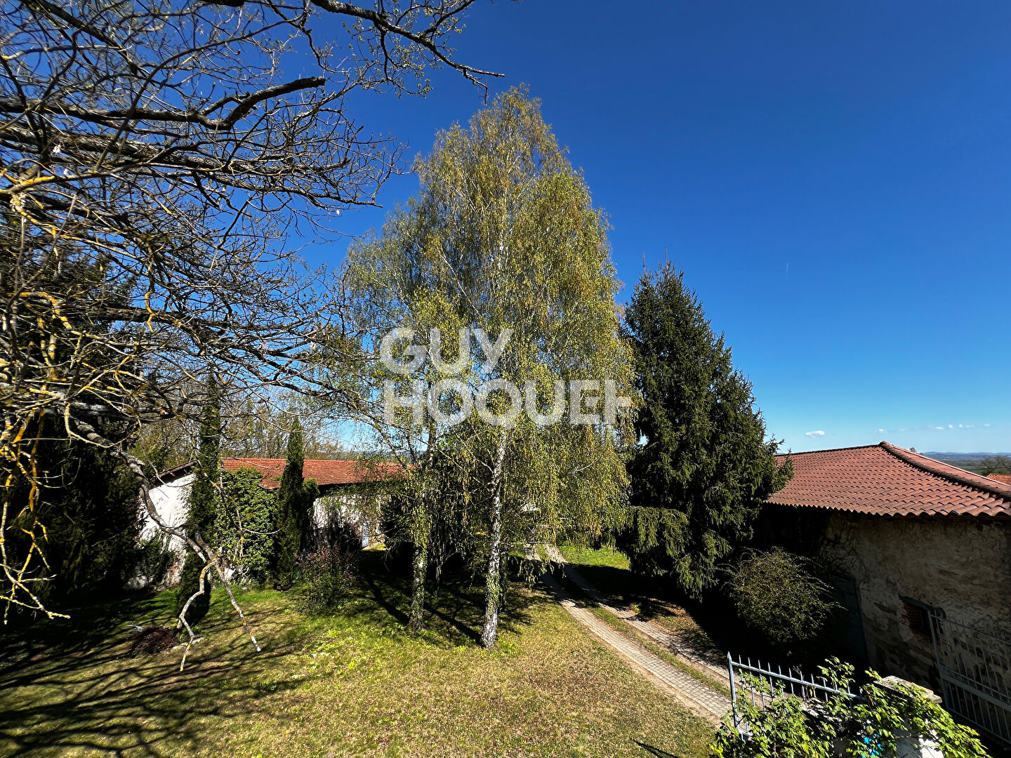 Maison d'exception à vendre à Nervieux - 5 pièces, 232 m² sur terrain de 10514 m²