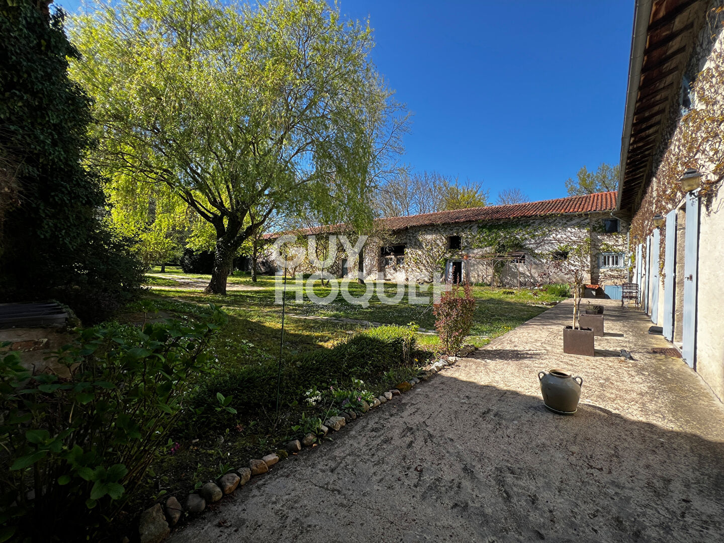 Maison d'exception à vendre à Nervieux - 5 pièces, 232 m² sur terrain de 10514 m²