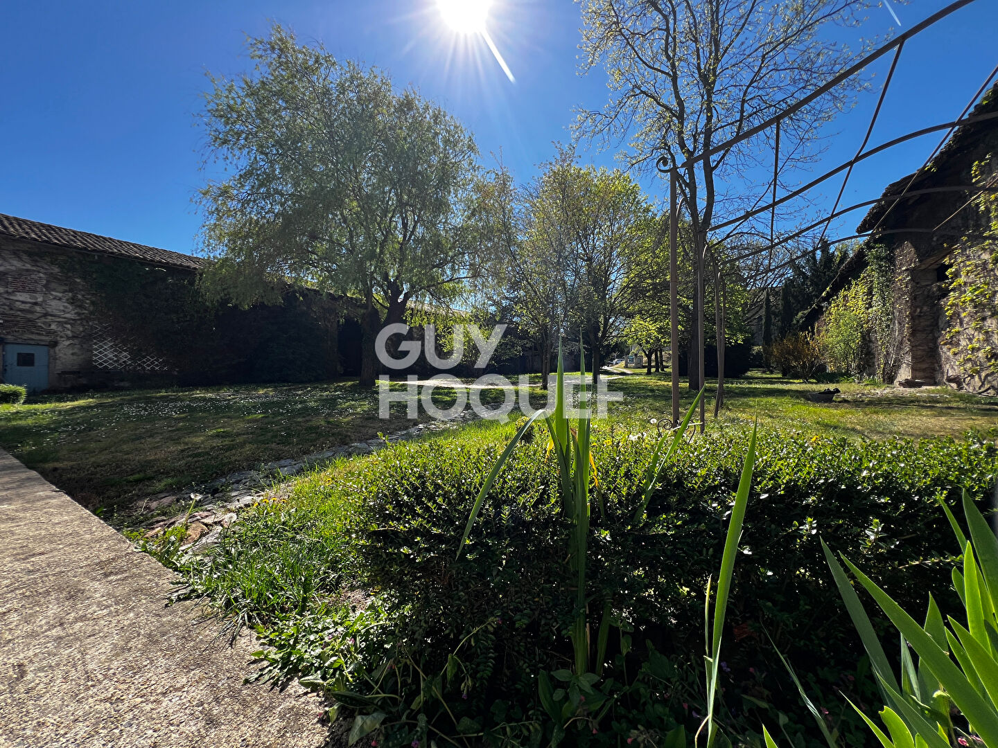 Maison d'exception à vendre à Nervieux - 5 pièces, 232 m² sur terrain de 10514 m²