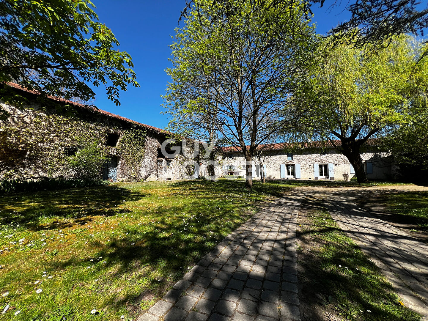 Maison d'exception à vendre à Nervieux - 5 pièces, 232 m² sur terrain de 10514 m²