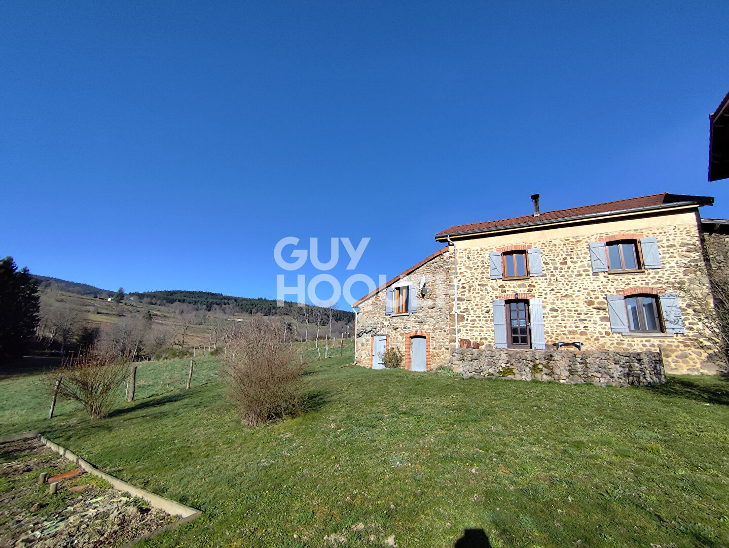 Maison en pierre avec dépendances