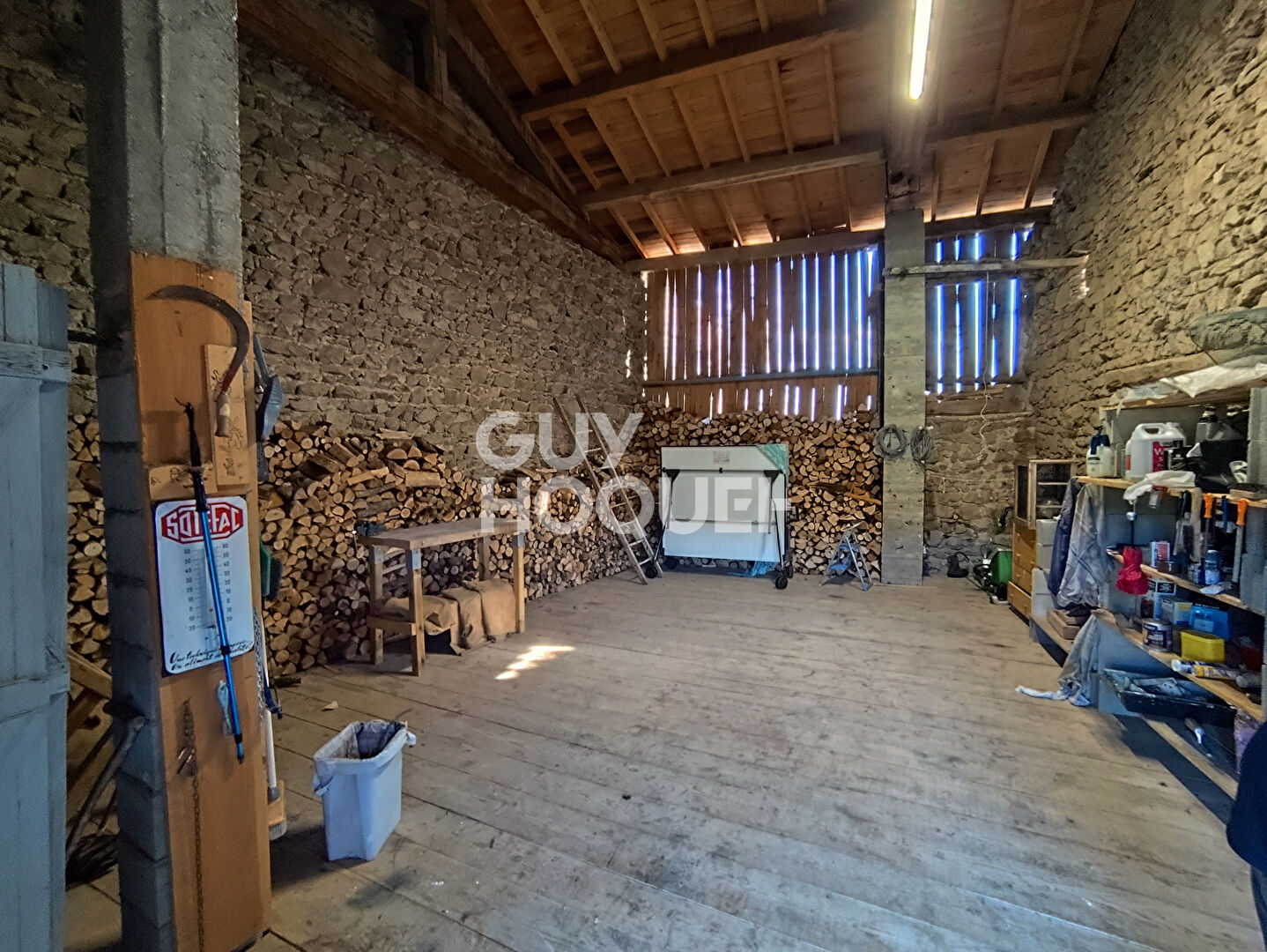 Maison en pierre avec dépendances