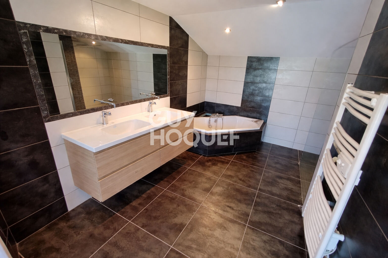 Corps de ferme rénové avec cachet de140 m², Terrain 1400 m² à Cuzieu