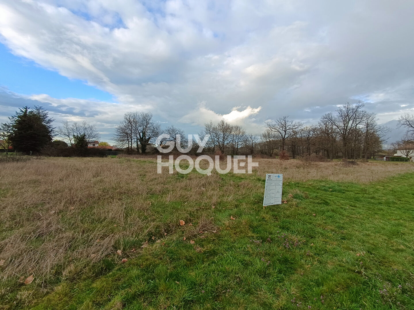Rare à la vente - Terrain idéalement situé à Civens