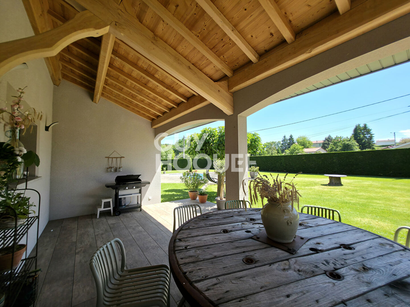Charme, volumes et prestations : découvrez cette villa familiale avec piscine