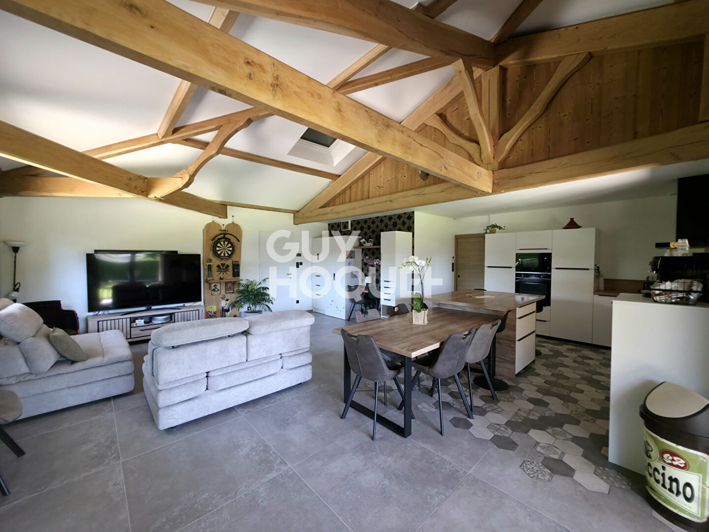 Charme, volumes et prestations : découvrez cette villa familiale avec piscine