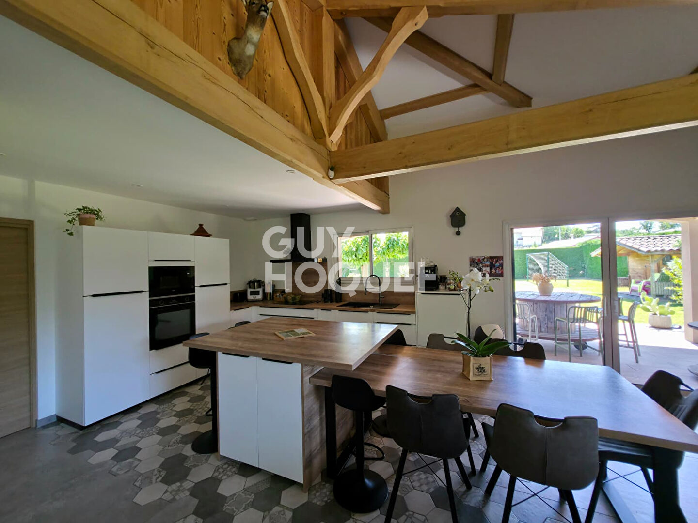 Charme, volumes et prestations : découvrez cette villa familiale avec piscine