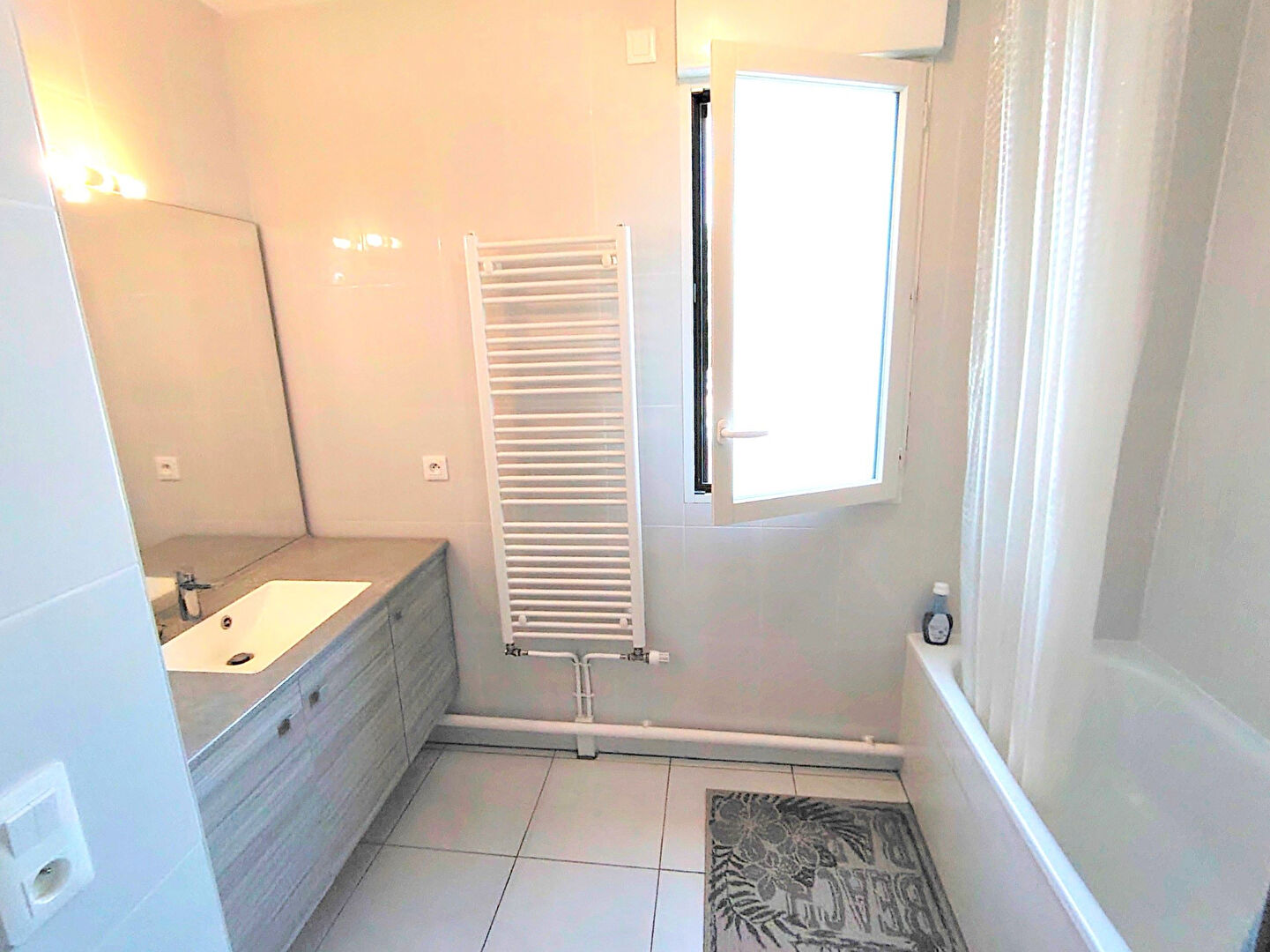 À vendre ? Appartement 2 pièces avec loggia et parking à Sceaux