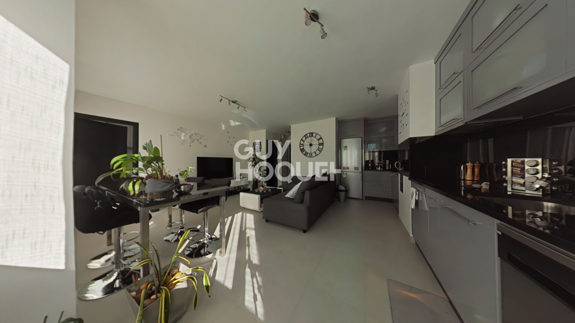 COUP DE COEUR À 10 MINUTES A PIED DU RER A ET E