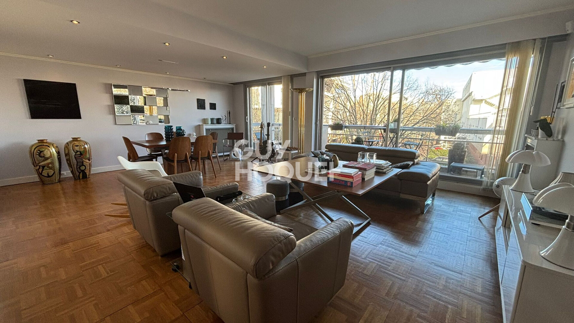 Appartement familial de 5 pièces de 121 m² avec Balcons - Parking + Cave