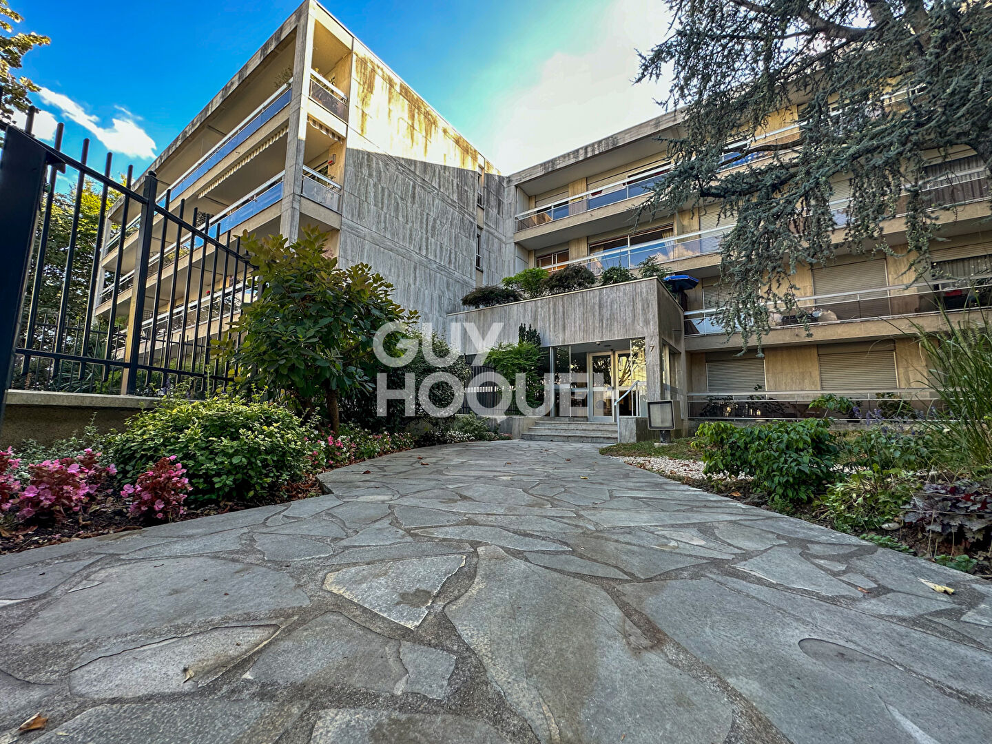 Appartement familial de 5 pièces de 121 m² avec Balcons - Parking + Cave