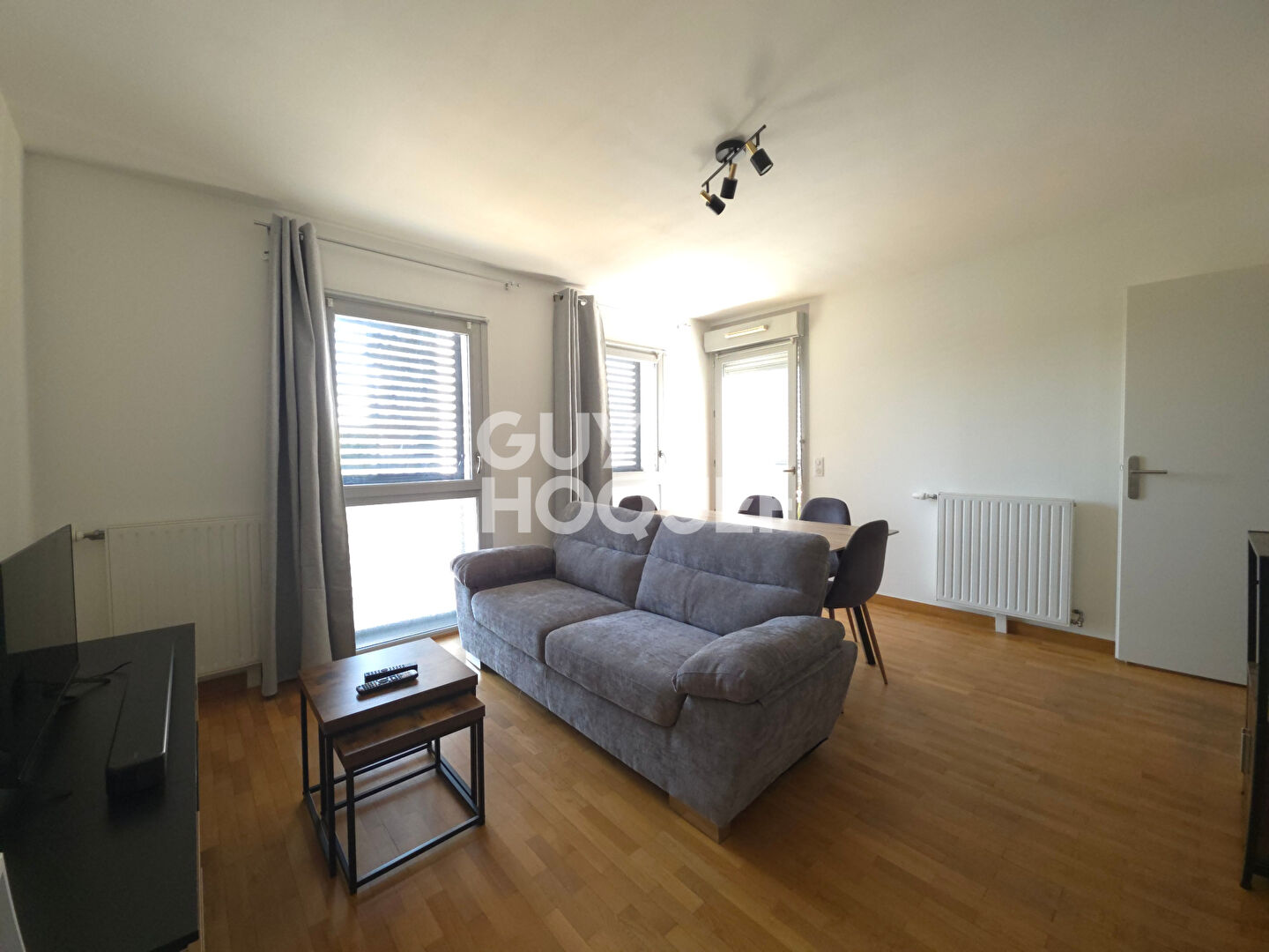 LOCATION MEUBLEE - DPE C - STATIONNEMENT ET CAVE