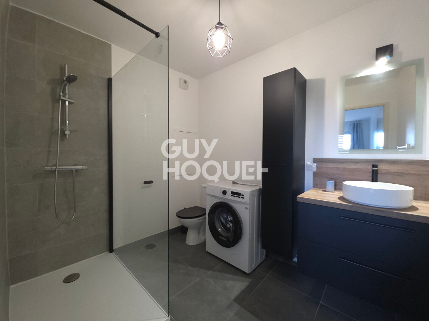 LOCATION MEUBLEE - DPE C - STATIONNEMENT ET CAVE