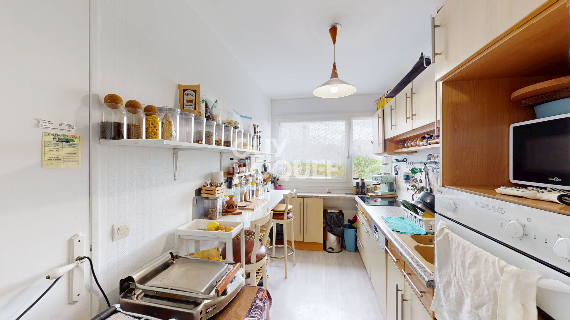 DERNIER ÉTAGE - APPARTEMENT 4 PIÈCES AU CALME