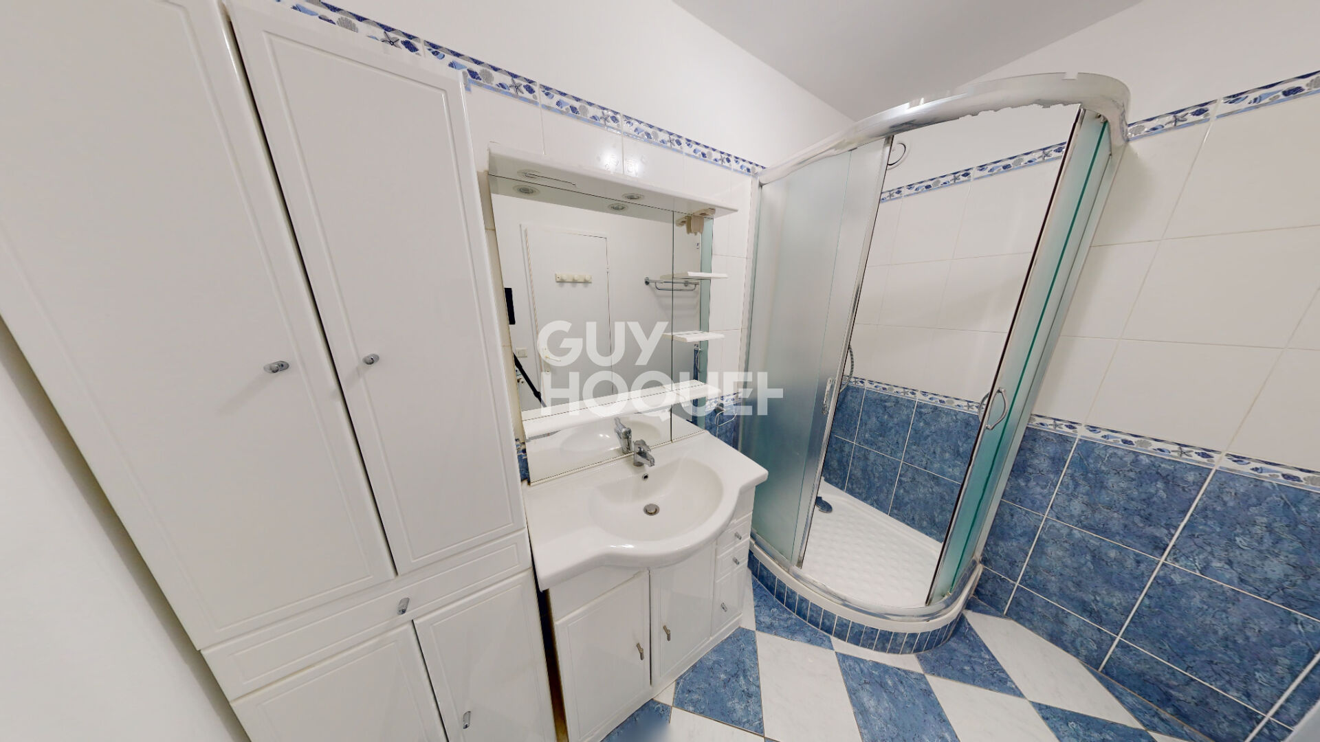 DERNIER ÉTAGE - APPARTEMENT 4 PIÈCES AU CALME