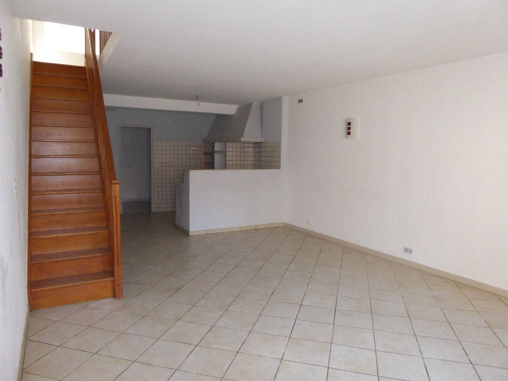 Maison 3 pièces de 85,32 m² à louer au MUY (83490).
