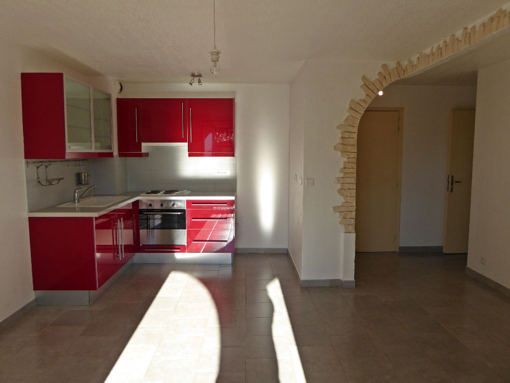 Appartement 2 pièces avec terrasse plein sud, et stationnement , dans résidence avec ascenseur au MUY (83490).