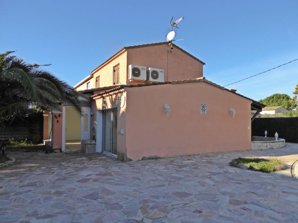 Villa avec piscine sur terrain env  340m2