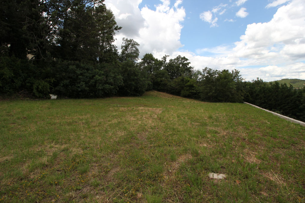 Terrain 618m² viabilisé en partie à ViIDAUBAN