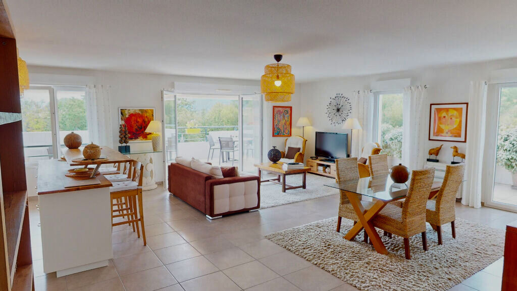 vue panoramique pour cet appartement à Vidauban situé au dernier étage.