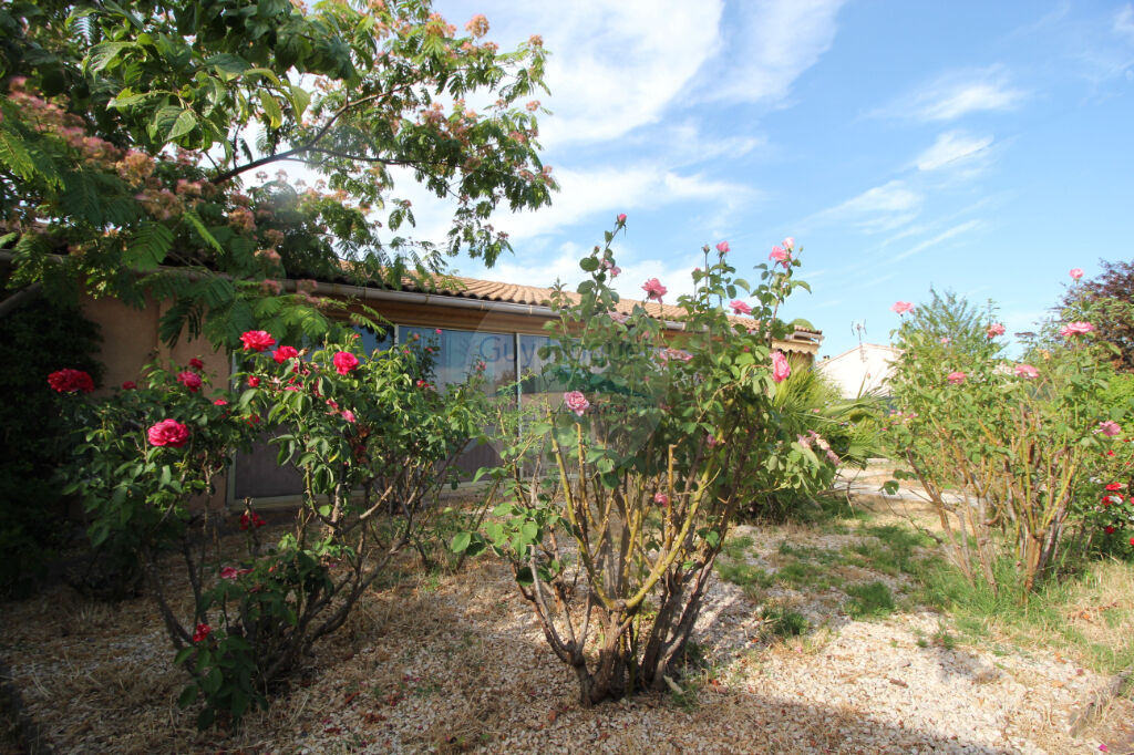 Maison d'habitation au calme dans quartier résidentiel, proche des commerces.