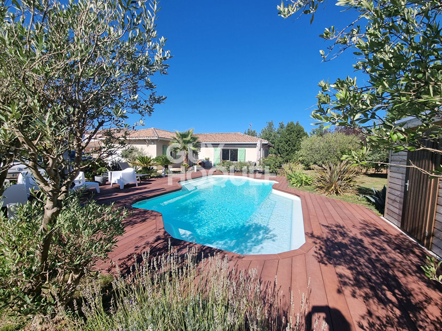 TRES BELLE VILLA, AVEC PISCINE ET JARDIN PAYSAGÉ