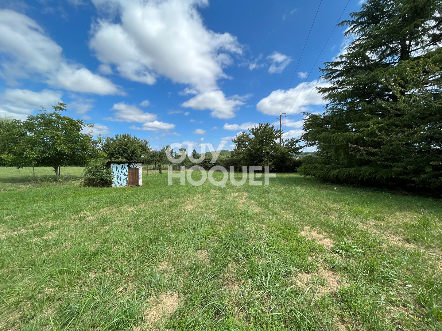 Terrain plat au coeur du village