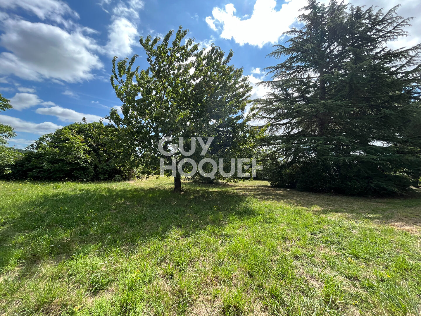 Terrain plat au coeur du village