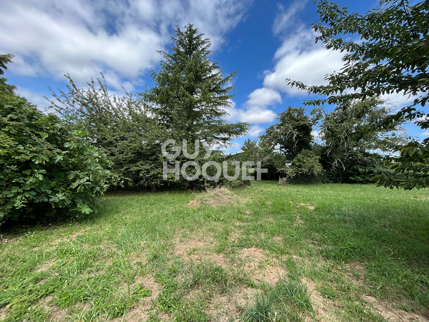 Terrain plat au coeur du village