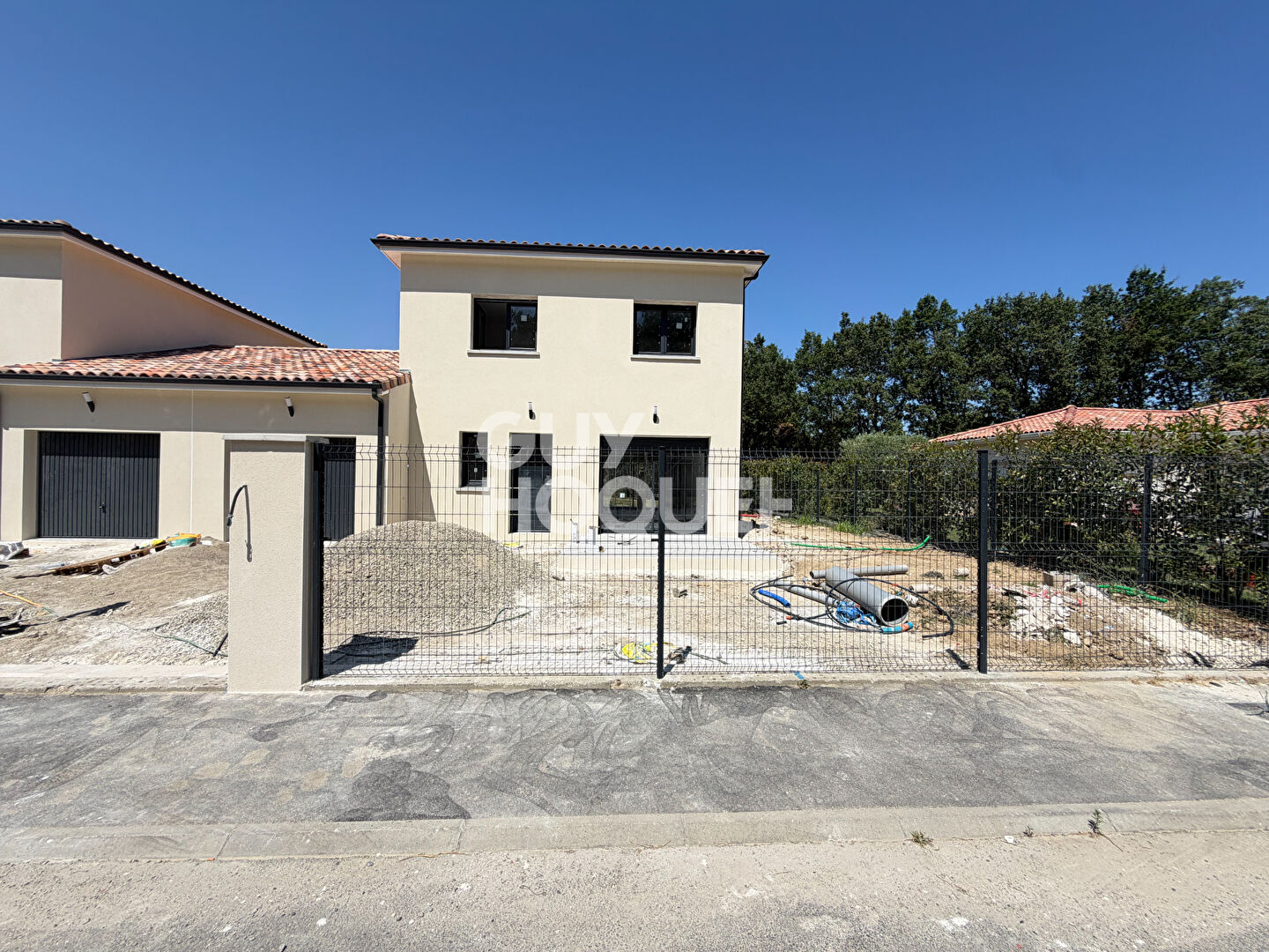 À LOUER - MAISON NEUVE CLIMATISÉE, AVEC GARAGE